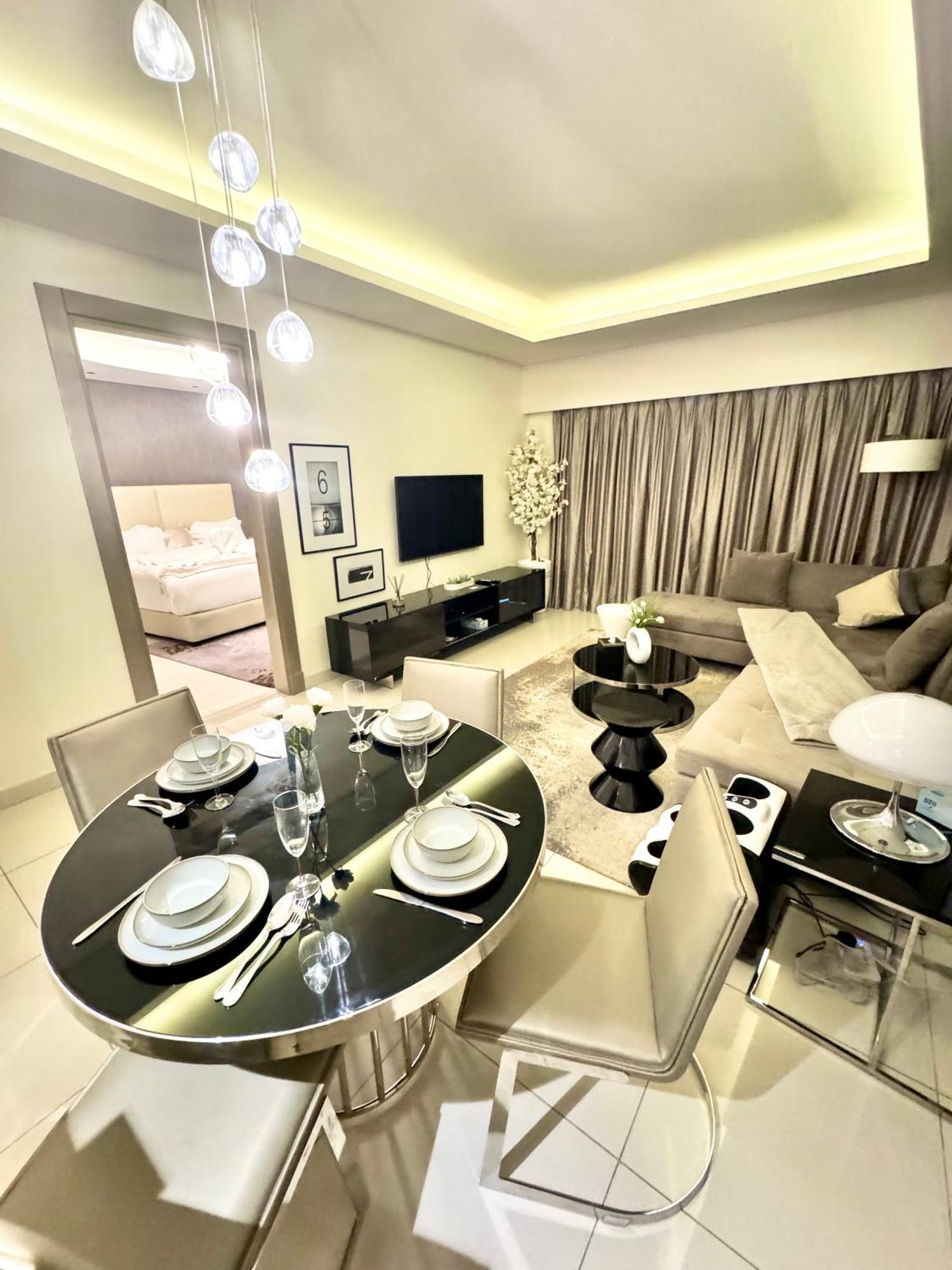 Luxury 1br - 5 Min Drive To Mall-5 Star Facilities अपार्टमेंट *