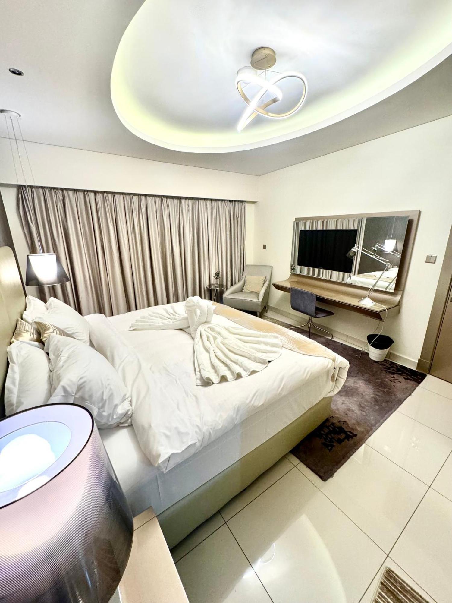 Luxury 1br - 5 Min Drive To Mall-5 Star Facilities अपार्टमेंट *
