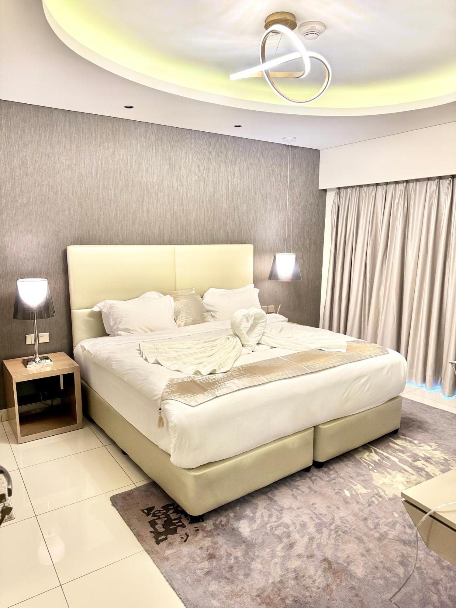 Luxury 1br - 5 Min Drive To Mall-5 Star Facilities अपार्टमेंट